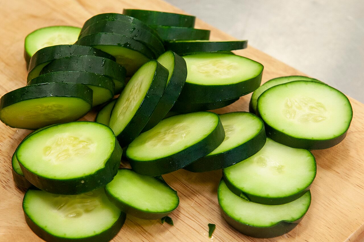 Cachorro pode comer pepino? Benefícios, riscos e porções