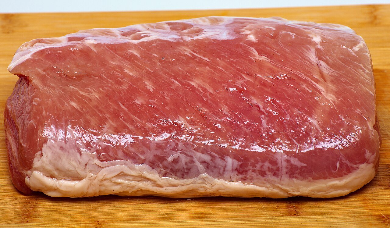 Cachorro pode comer carne de porco? Riscos e como oferecer